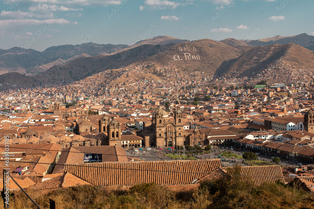 Vista de la ciudad de Cusco, Perú desde el Mirador San Cristóbal, donde se ve la plaza de Armas y todo el centro histórico