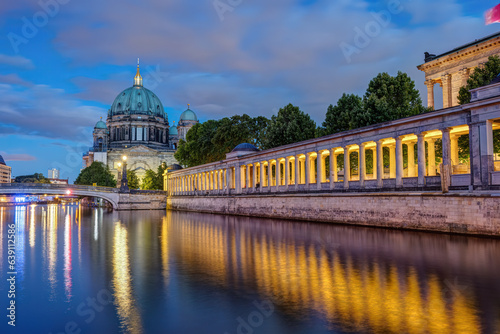 Canvas Print The Berlin Cathedral, the museum island and the river Spree at dusk