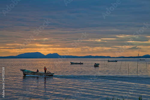Valokuva Early morning whitebait fishing in the lake