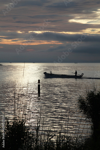 Canvas-taulu Early morning whitebait fishing in the lake