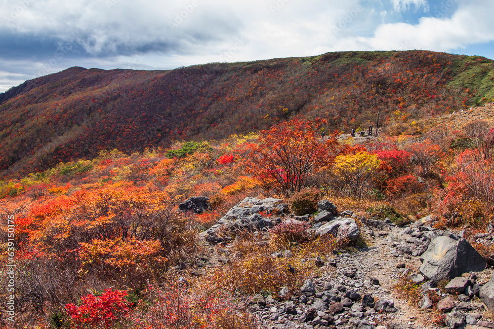 紅葉した那須岳（茶臼岳）稜線【栃木県・那須塩原市】　
The ridgeline of Mt. Nasu with autumn leaves - Tochigi, Japan