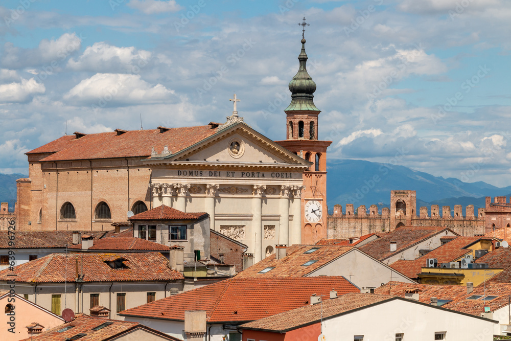 Obraz premium the old city of Cittadella seen from the walls that surround it.