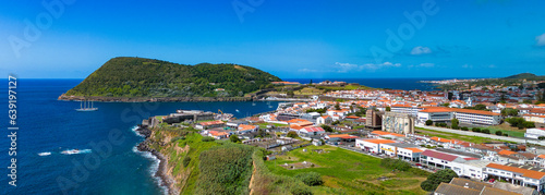 Vista panorâmica da cidade de Angra do Heróismo e do Monte Brasil na Ilha Terceira nos Açores 