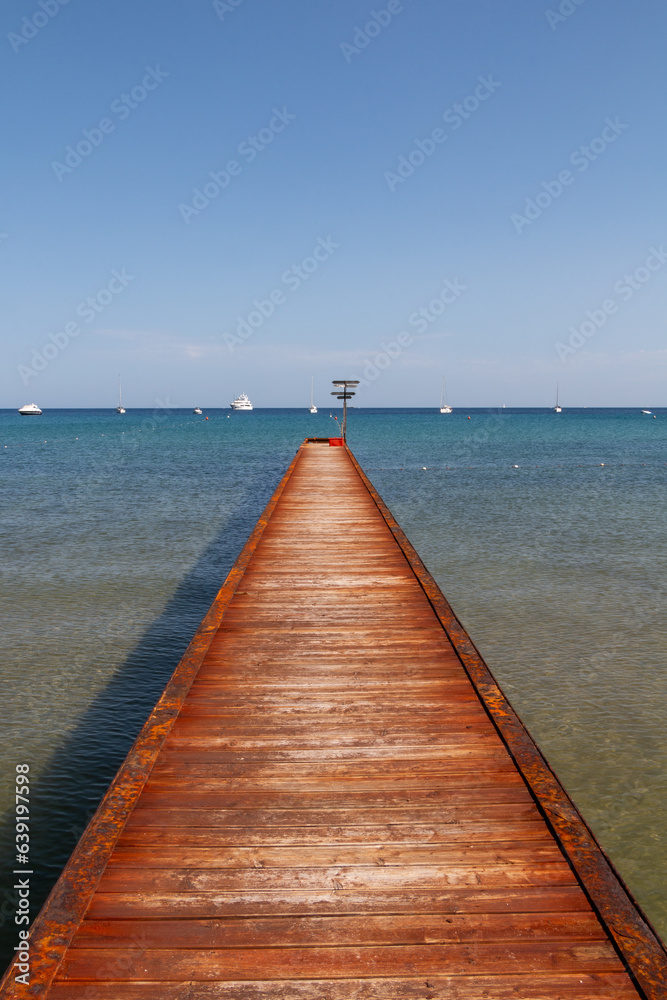 Obraz premium a wooden pier on a hot summer day