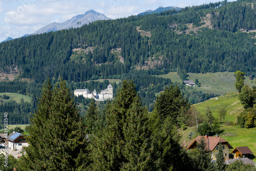 Blick auf Schloss Moosham in Österreich mit den Radstädter Tauern
