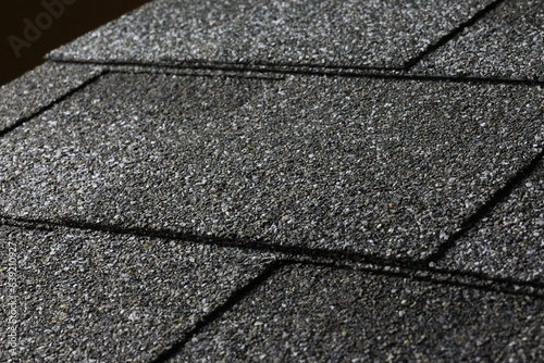 Roof tile of asphalt shingles 