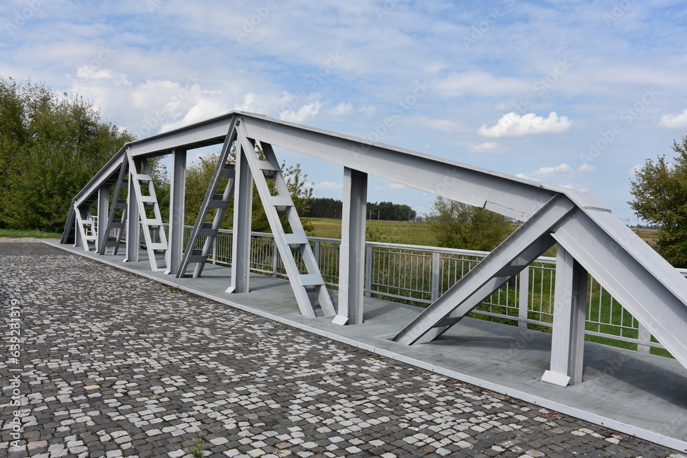 najstarszy, pierwszy na świecie drogowy most spawany wybudowany w 1929 roku w Maurzycach na rzece Słudwi koło Łowicza, - obrazy, fototapety, plakaty 
