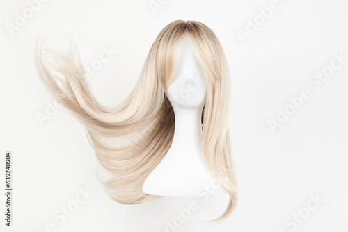 Quadro su tela Natural looking blonde wig on white mannequin head