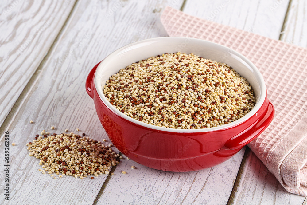 Raw dry quinoa cereal grain Raw dry quinoa cereal grain