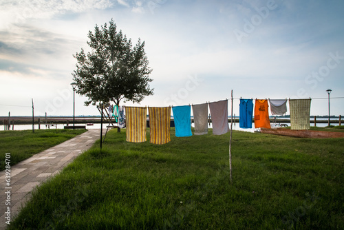 Panni stesi ad asciugare a Burano, isola della laguna di Venezia