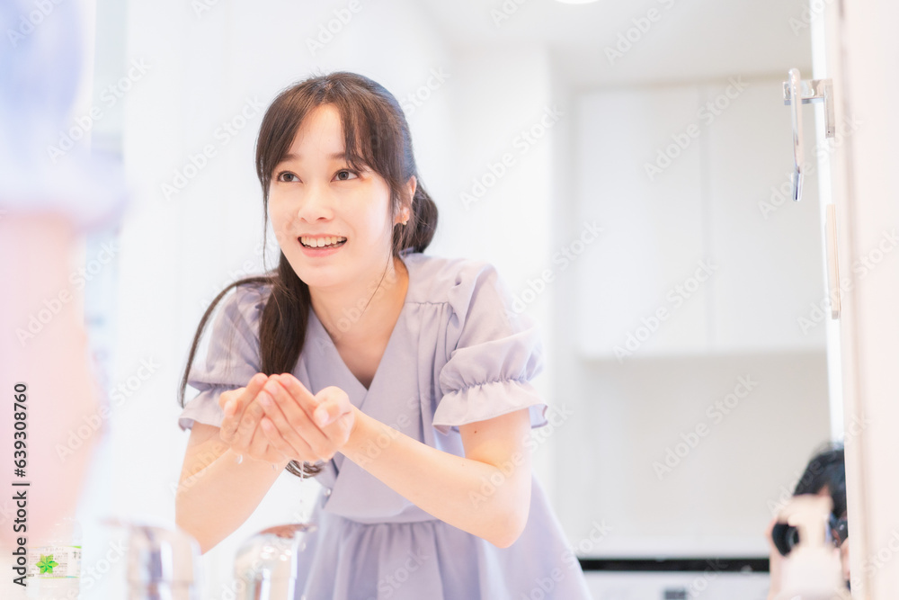 家で洗顔をする若い女性 家で洗顔をする若い女性