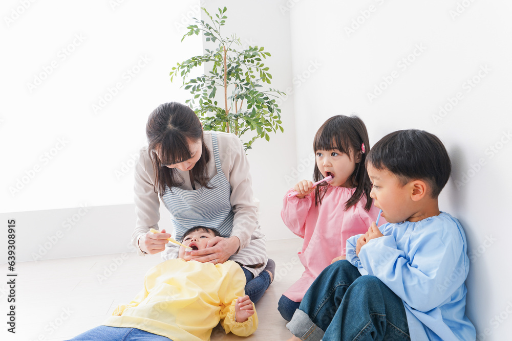 子どもたちに歯磨きの指導をする先生