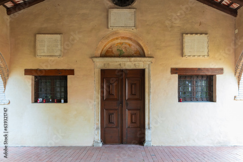 Ingresso alla chiesa della Madonna della Neve, chiesa di Titiano in comune di Precenicco. 