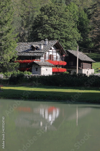 VILLETTA DI MONTAGNA CON RIFLESSI SULL'ACQUA, MOUNTAIN COTTAGE WITH REFLECTIONS ON THE WATER  photo