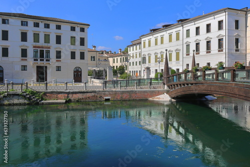 EDIFICIO STORICO E PONTE DI LEGNO CON RIFLESSI SULL'ACQUA, HISTORICAL BUILDING AND WOODEN BRIDGE WITH REFLECTIONS ON THE WATER 