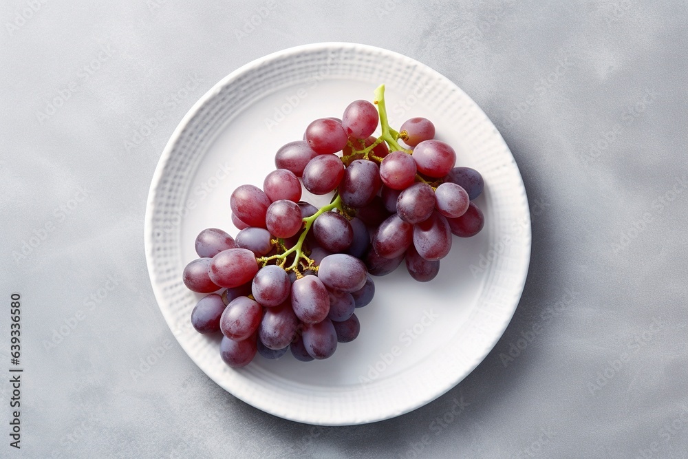 A sober dish with a bunch of grapes, a simple and frugivorous diet.