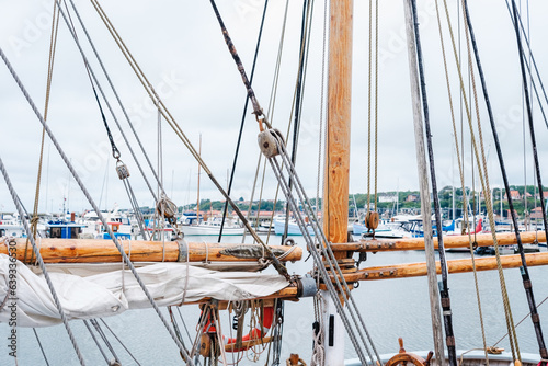 Fotografie Detail of the ropes, knots and ropes on the masts of a sailboat docked in port