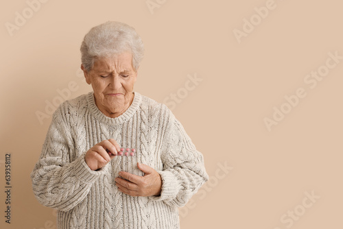 Elderly woman with pills ha...