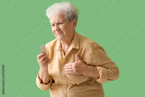 Elderly woman with pills ha...