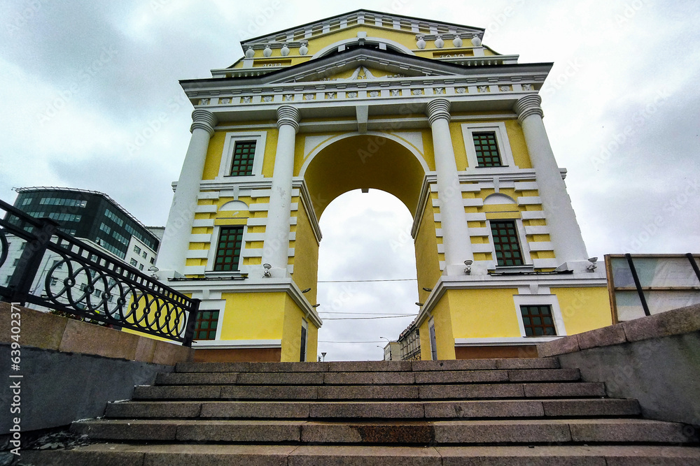 Obraz premium The famous historical Moscow Gate at Irkutsk, Russia. The Triumphal Arch of the Moscow Gate on embarkment of Angara river in the center of Irkutsk city