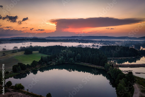 Sonnenuntergang an einem See im Schwarzwald