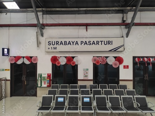 Cuadro en lienzo "surabaya pasarturi" Is a name of train station located in Surabaya Indonesia