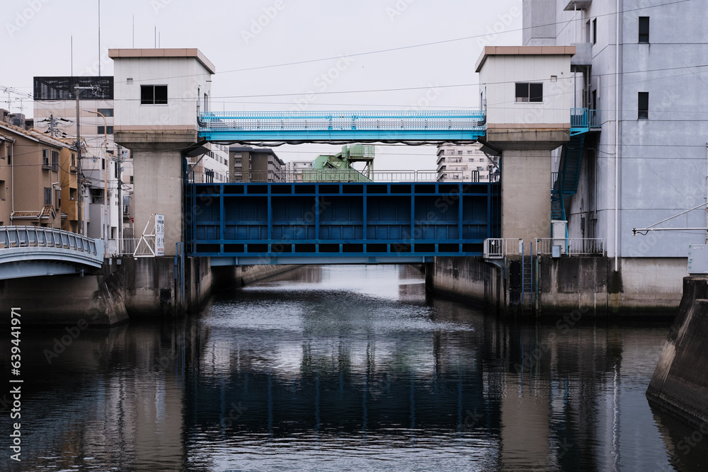 水害を防止するために都市河川に設けられた水門 水害を防止するために都市河川に設けられた水門