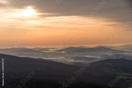 Wschód słońca ze szlaku górskiego na Babią Górę © © Jakacki