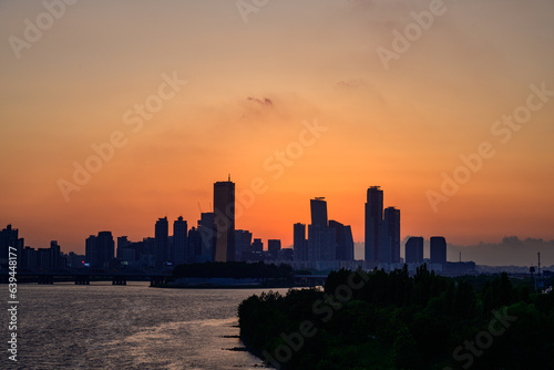 The night view of the city of Yeouido, a high-rise building, shot at Dongjak Bridge in Seoul at sunset © SEUNGJIN