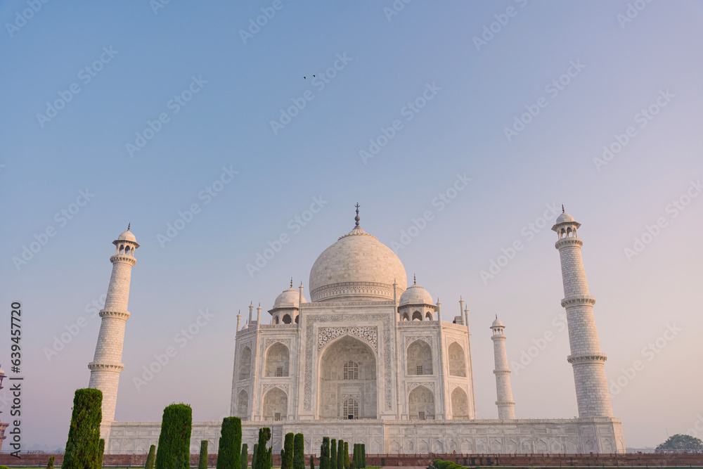 The architecture of the Taj Mahal is an ivory-white marble mausoleum on the south bank of the Yamuna River in the city of Agra, Uttar Pradesh, India.