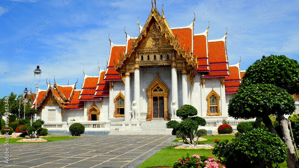 herrlicher buddhistischer Tempel Wat Benchabophit in Bangkok aus weißem Marmor unter blauem Himmel
