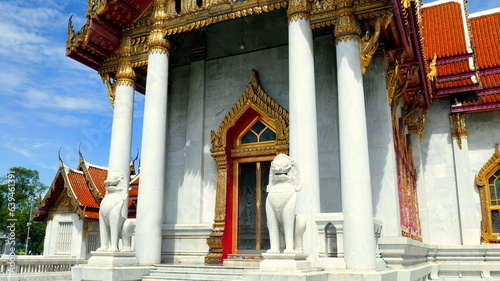 herrlicher buddhistischer Tempel Wat Benchabophit in Bangkok aus weißem Marmor mit großem Löwen photo