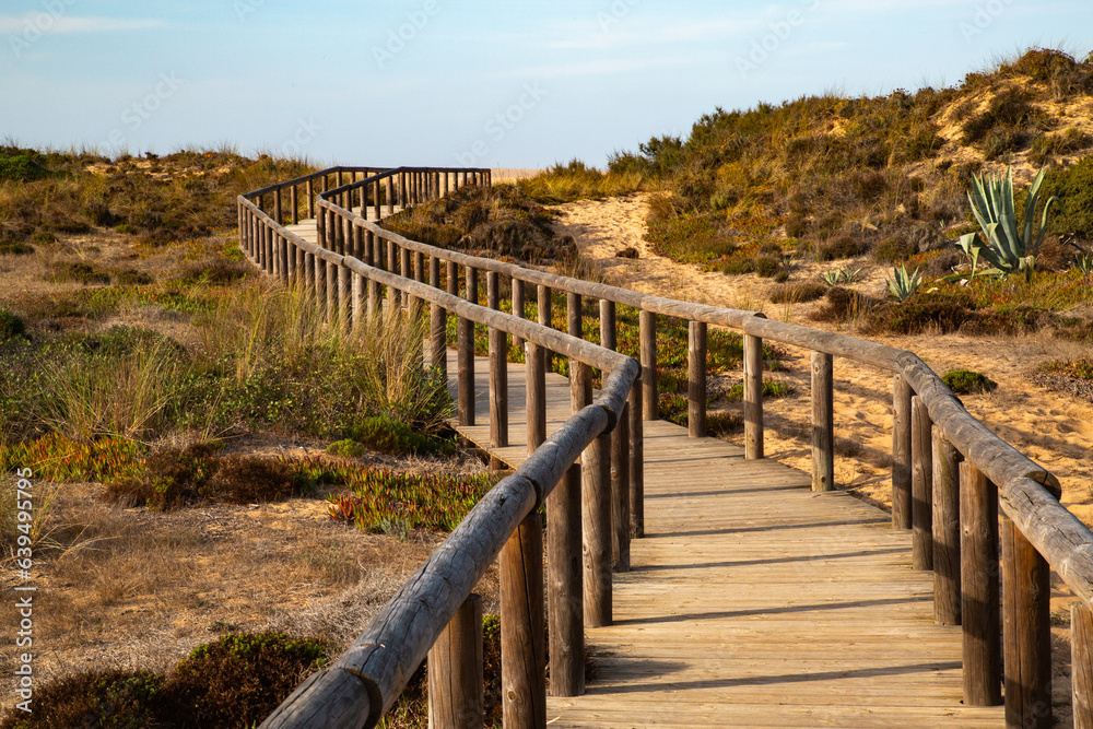 Weg zum Strand von Bordeira, Atlantikküste der Algarve in Portugal