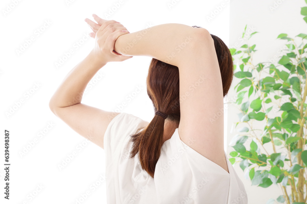 Obraz premium 伸びをする若い女性