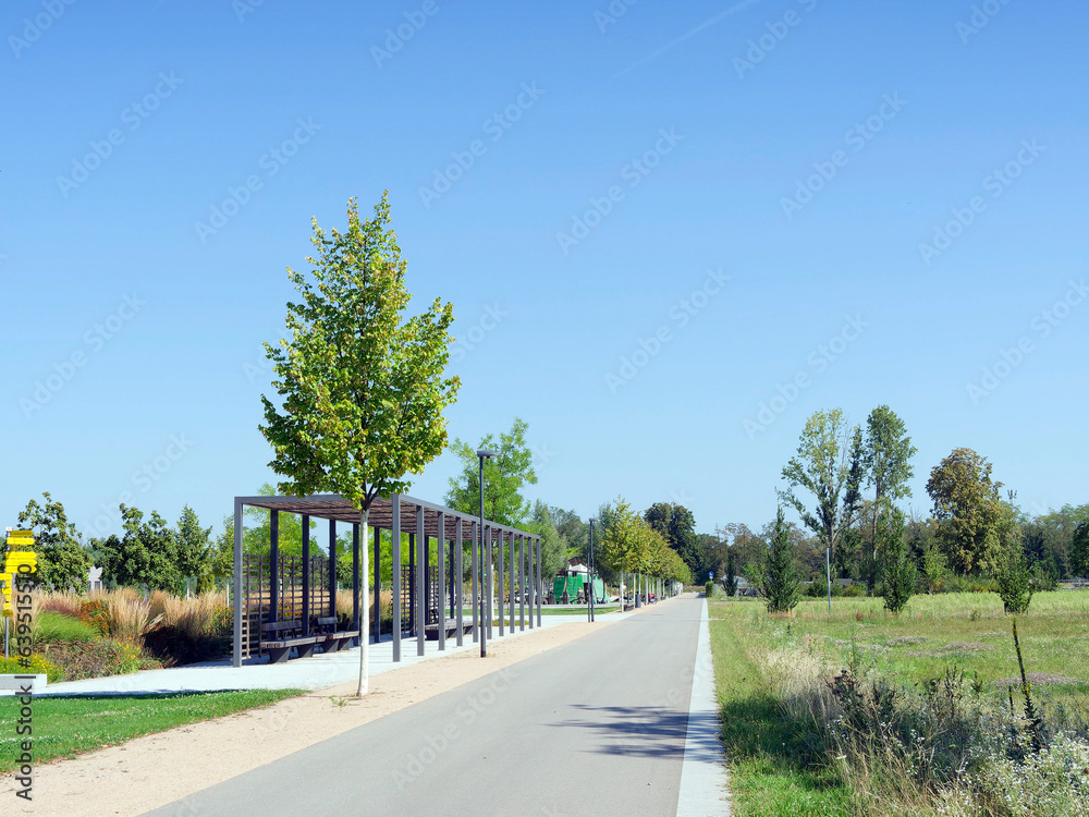 Neuenburg am Rhein. Rheingärten und Die Rheinterrasse. Garten und Parkpromenade. Berankten Laubengängen, ­farbenfrohen Blütenwogen und Ra­senflächen
