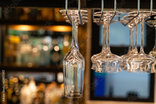Foto Many different glasses hang over the bar