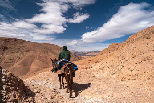 Einsamer Reiter im Atlasgebirge 