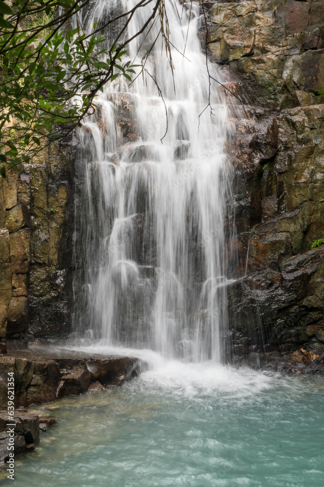 Visitando cascadas con aguas cristalinas celestes en las montañas de Panamá 