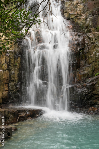 Fototapeta Naklejka Na Ścianę i Meble -  Visitando cascadas con aguas cristalinas celestes en las montañas de Panamá 