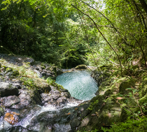 Visitando cascadas con aguas cristalinas celestes en las montañas de Panamá  photo