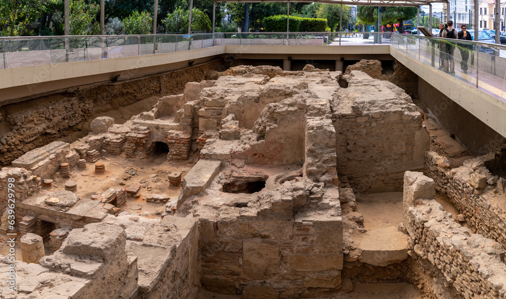 Foto de Underground Roman bath ruins next to a main street in Athens ...