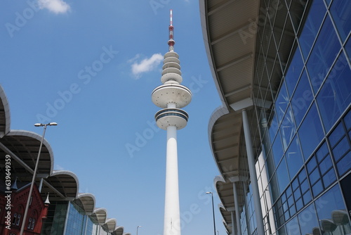 Obraz na płótnie Fernsehturm Hamburg und Messehallen w salonie
