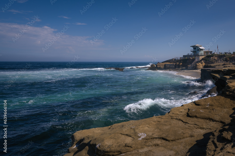  2023-08-16 THE LA JOLLA COAST LINE WITH A BEAUTIFUL MULTI COLORED OCEAN NICE SKY AND THE LIFE GUARD STATION