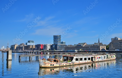 Spree-Ansicht Berlin : Schiffswrack in der Spree am Ostfafen