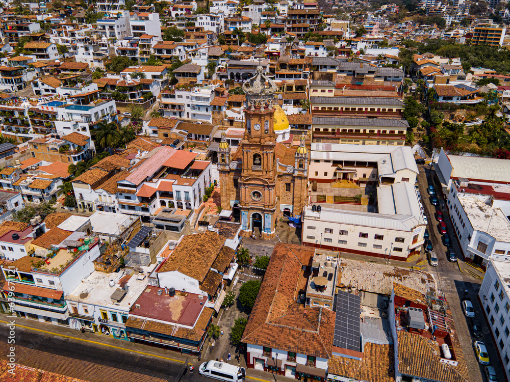 La Parroquia de Nuestra Señora de Guadalupe en Puerto Vallarta Jalisco, es conocida por su torre de estilo renacentista. ubicada en el corazón de Puerto Vallarta donde brinda una pintoresca postal de 