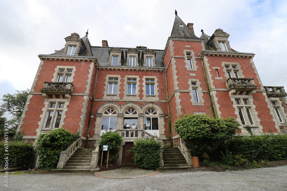 Le château rouge, transformé en bibliothèque, vue de l'extérieur, village de Carhaix-Plouguer, département du Finistère, Bretagne, France