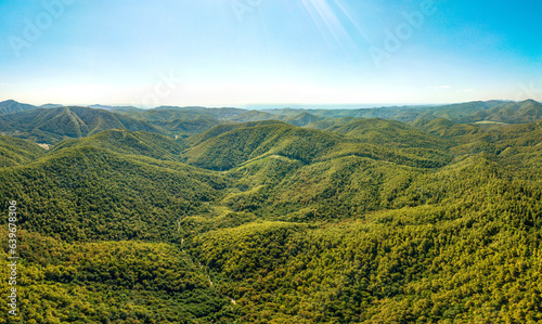 Foto the valley of the mountain river Psebe surrounded by the mountains of the Wester