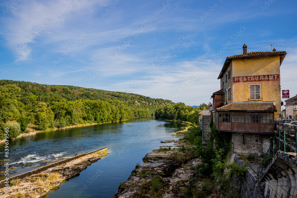 Le village de Neuville-sur-Ain