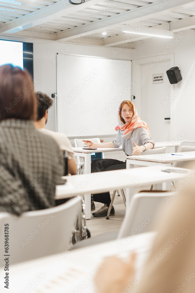 Obraz premium Ginger, female employee confronting her colleague idea. Female business employees confronting ideas