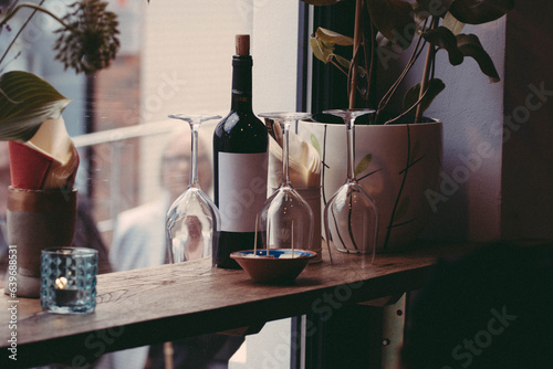 Gedeckte Theke einer gemütlichen Weinbar mit Außensicht photo